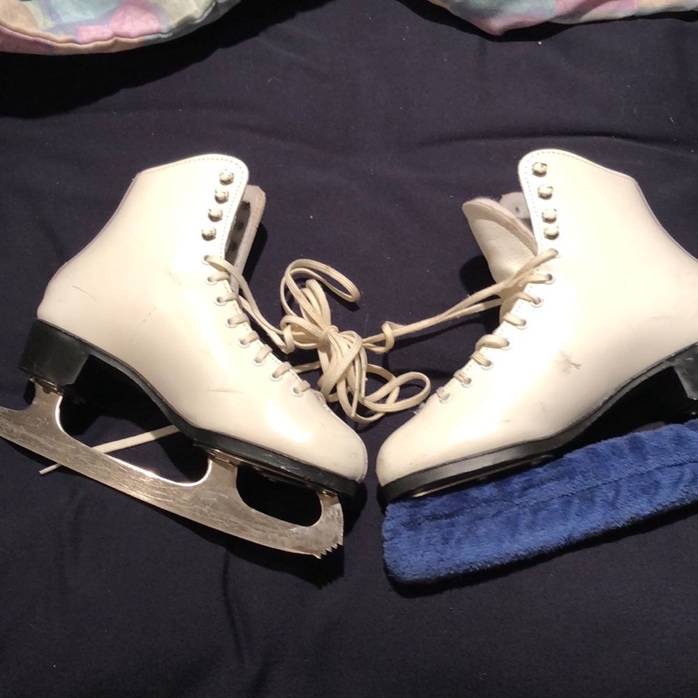 Women’s ice skates